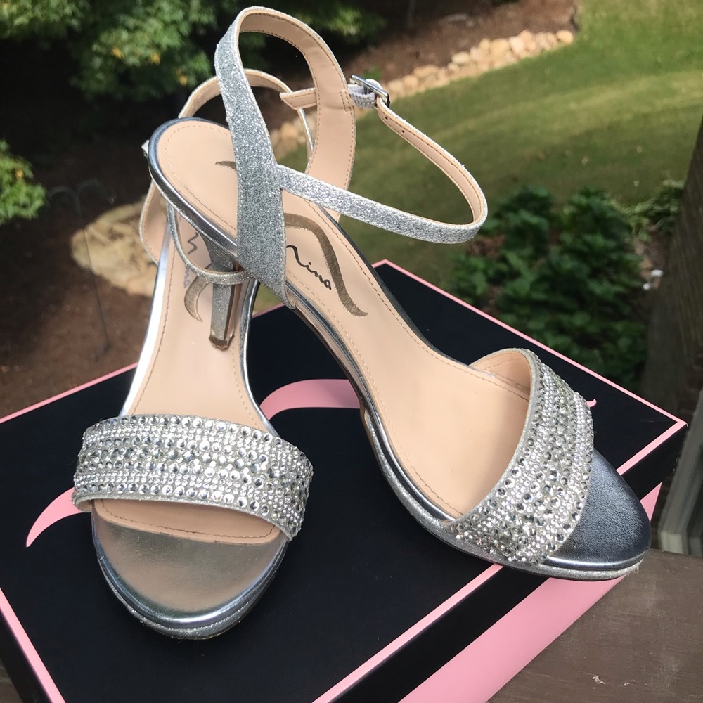 Dazzling Nina high heel dressy shoes size 71/2